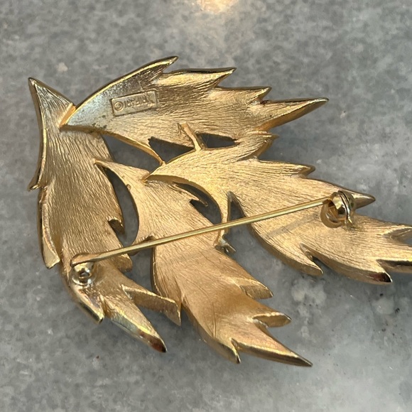 Vintage Trifari gold tone leaf brooch - Picture 2 of 5